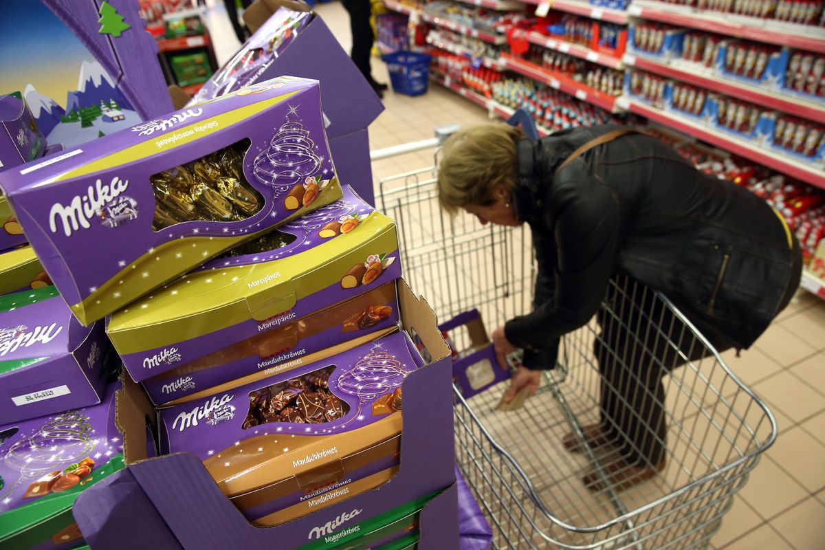 20151127 Budaörs  fekete péntek bevásárlás tesco műszaki osztály tv televízió tartós fogyasztási cikk műszaki termék vásárlás multi plazma tv led tv black friday milka szaloncukor édesség vásárlás