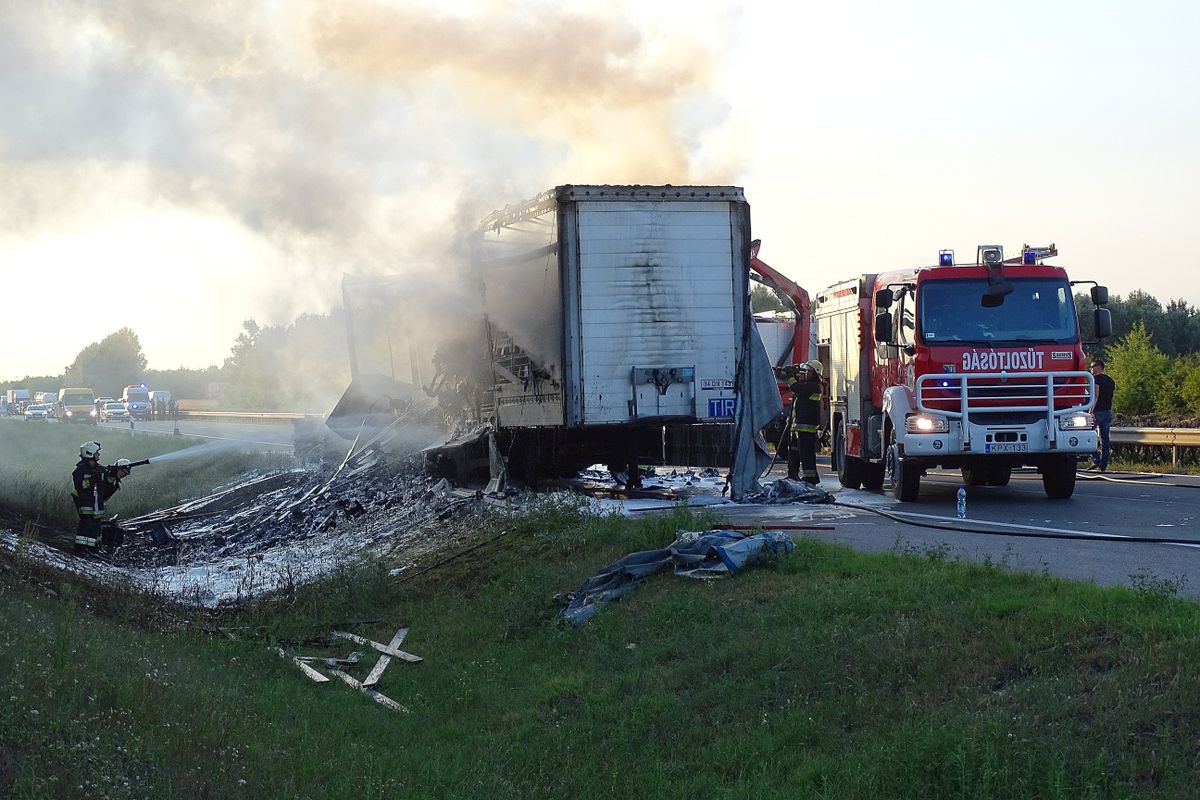 Kecskemét, 2018. augusztus 16.
Kigyulladt kamion oltásán dolgoznak tűzoltók az M5-ös autópálya Szeged felé vezető oldalán, a 94-es kilométernél, Kecskemét közelében 2018. augusztus 16-án. A tűzben senki nem sérült meg, az oltási munkálatok idejére az érintett szakaszt lezárták.
MTI Fotó: Donka Ferenc