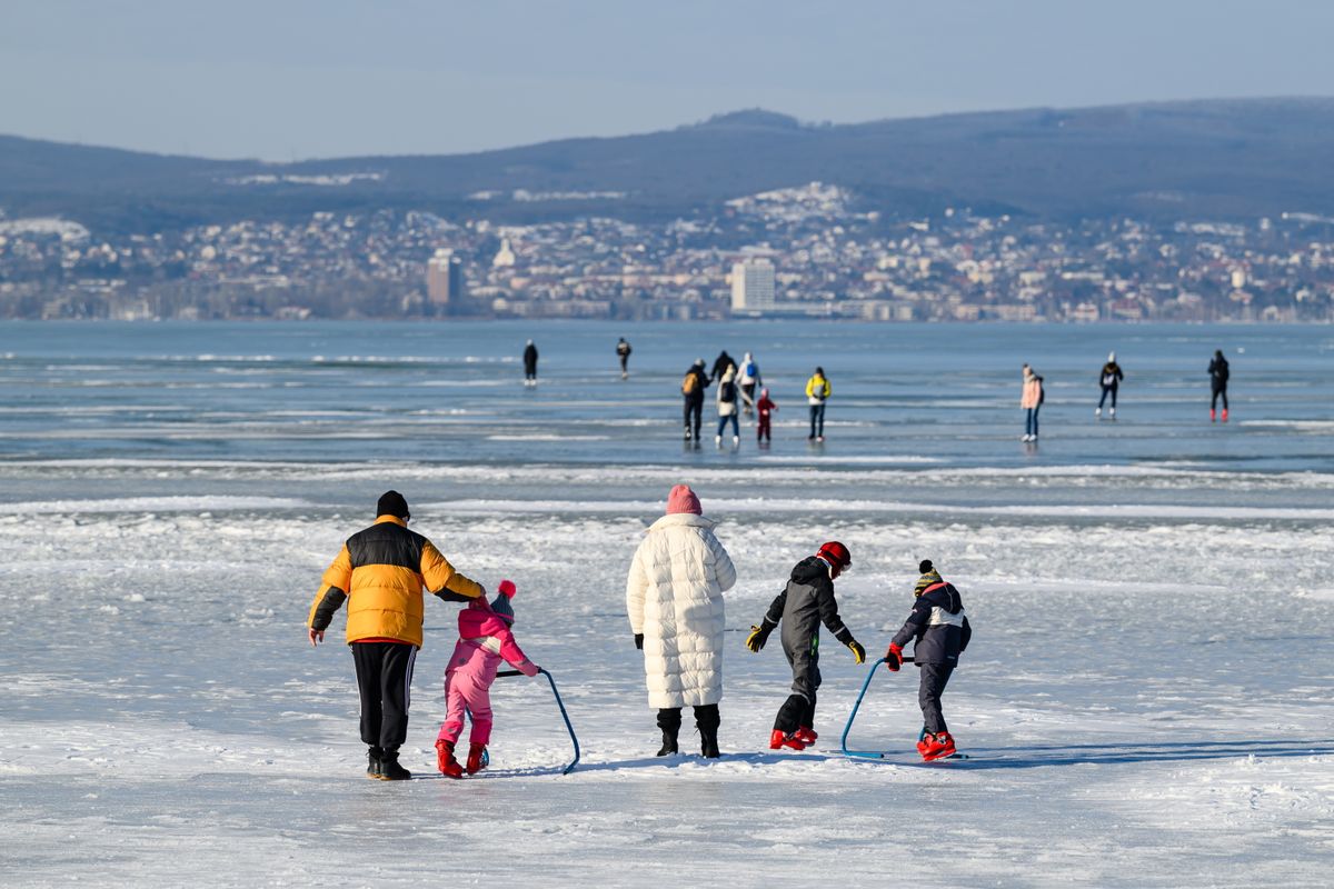 Zamárdi, 2026. január 17.
Emberek a befagyott Balaton jegén Zamárdinál 2026. január 17-én.
MTI/Vasvári Tamás