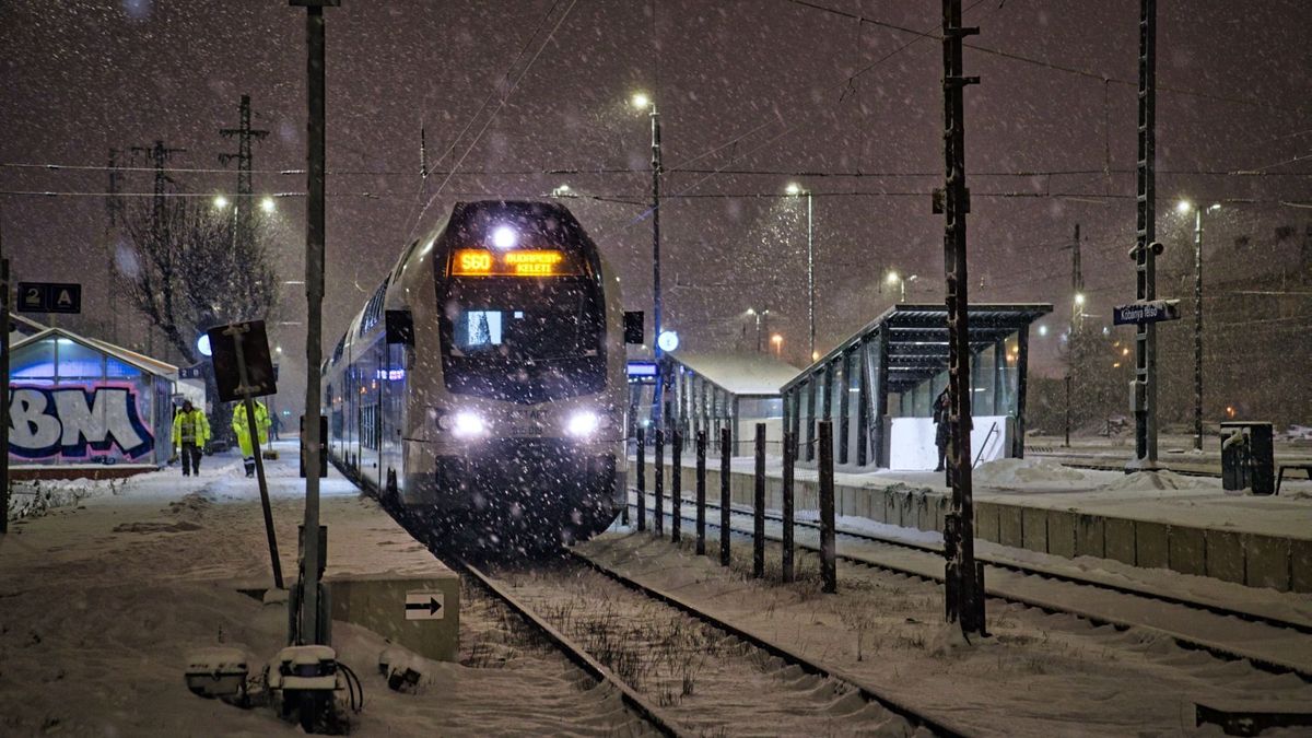 Lázár János: Az áru várhat, az utas nem!