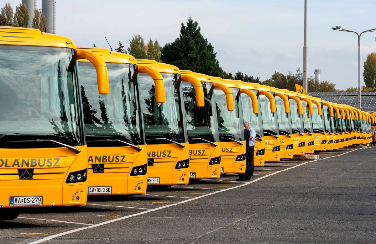 Győr, 2022. október 26.
Credobus Inovell 12 típusú autóbuszok a Volánbusz Zrt. győri rendezvényén 2022. október 26-án. A Kravtex-Kühne Csoport októberben megkezdte száz új autóbusz szállítását a Volánbusznak, ezek beszerzési értéke nettó 6,5 milliárd forint. A közlekedési társaság 2018-ban indult jármű-fiatalítási programja során több mint 2100 új és újszerű autóbusz állt, illetve állhat forgalomba jövő év elejéig. Ezzel a 6000 járműből álló flotta harmadát sikerült megújítani négy év alatt.
MTI/Krizsán Csaba