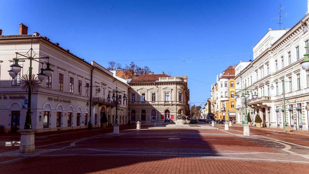 A barátnőjét ütötte és alázta Szeged belvárosában egy fiatalember, mindezt nyugodtan végignézték a járókelők + fotók