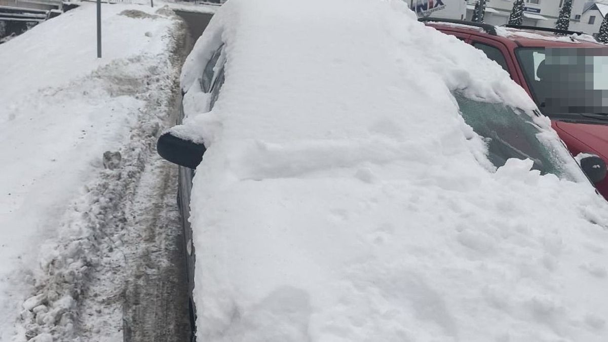Alig látott ki a sofőr a hótól, meg is állították a rendőrök