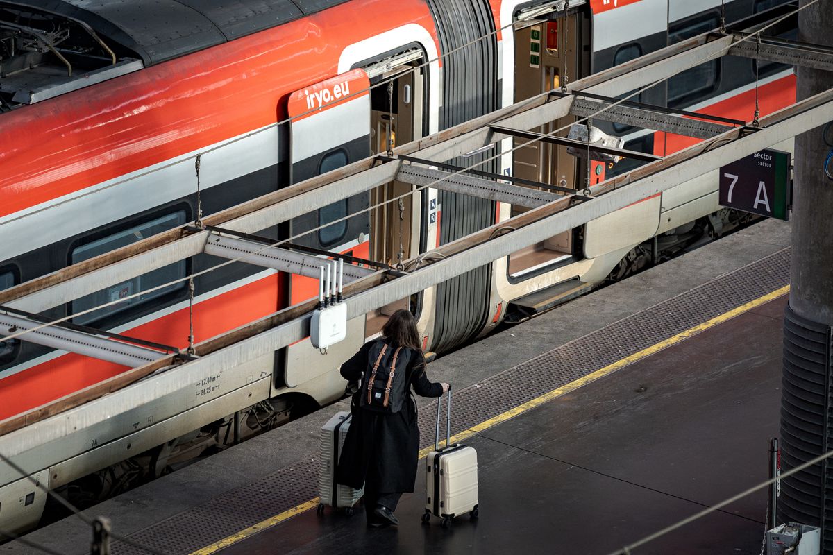 Illusztráció. Katalóniában a szélsőséges időjárás miatt leomlott támfal okozott vonatbalesetet