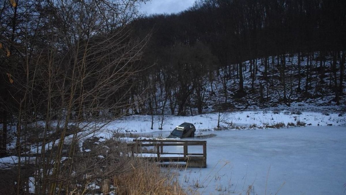 Autóval akart csúszkálni a jégen egy bonyhádi férfi, valószínűleg megbánta + fotó