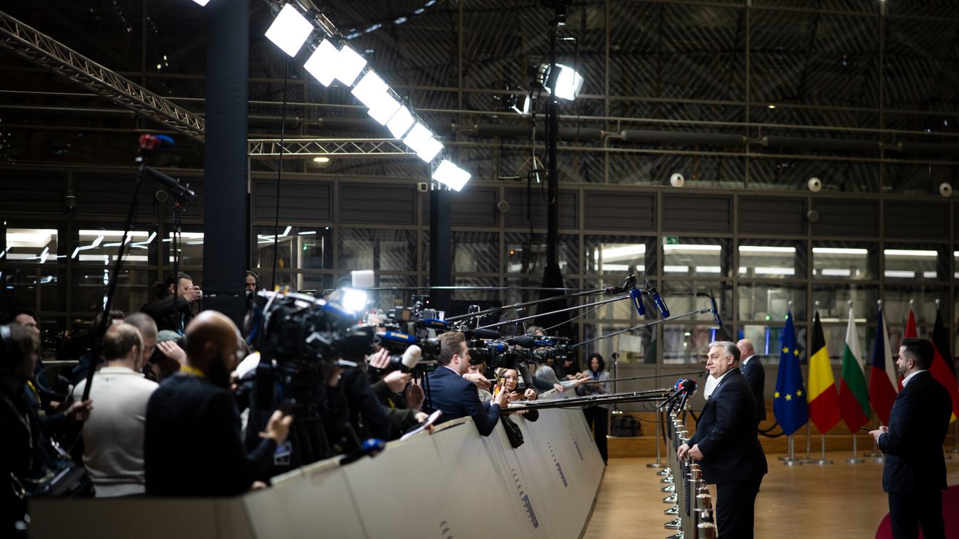 A Miniszterelnöki Kommunikációs Főosztály által közreadott képen Orbán Viktor miniszterelnök (j2) nyilatkozik a sajtó képviselőinek az uniós tagállamok csúcstalálkozója után Brüsszelben 2026. január 23-án hajnalban. Jobbról Máté János, a Miniszterelnöki P