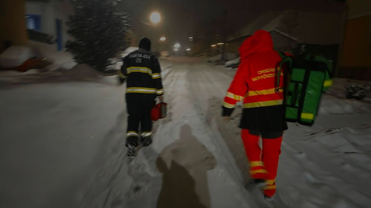 Egyéves, lázas beteg gyermeket mentettek ki az ítéletidőben a hó fogságából Tatabányán