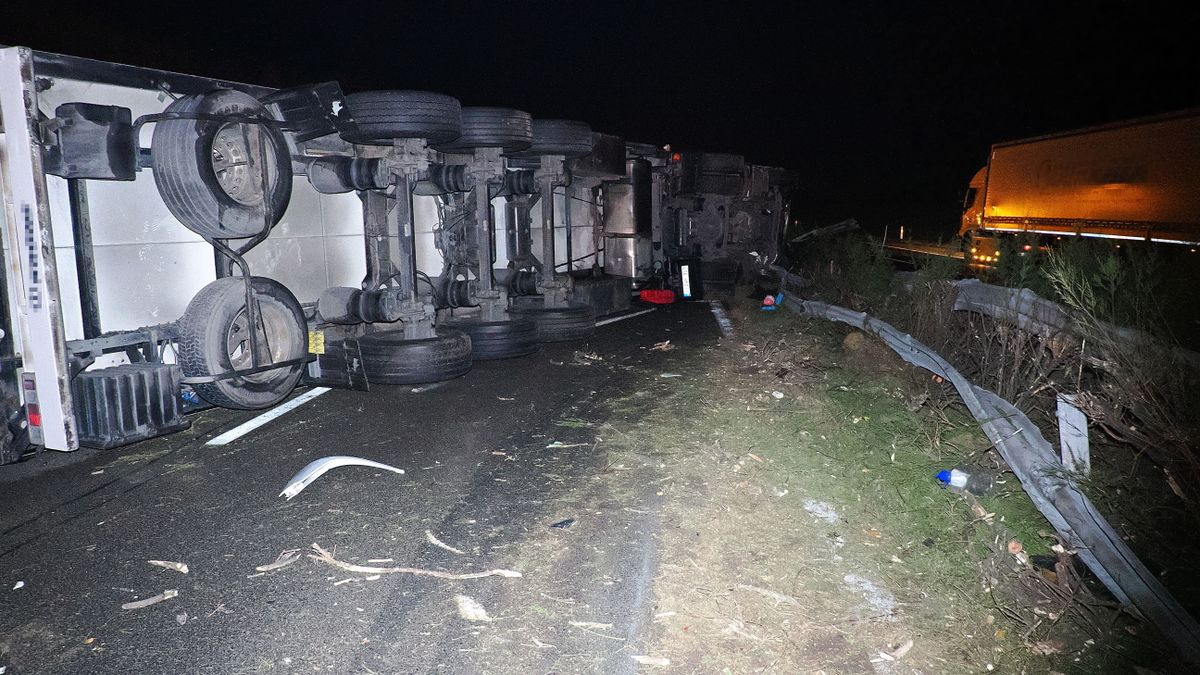 Gázpalackokat szállító teherautó balesetezett az M6-oson, mindkét irányba lezárták az utat