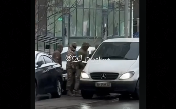 Fiatal férfit tuszkoltak egy furgonba a sorozók Ukrajnában (Forrás: Telegram)