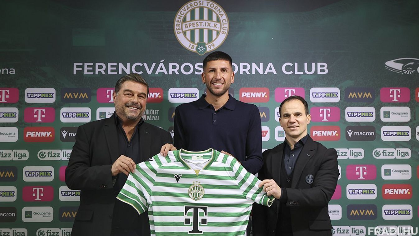 A Fradi újonca Orosz Pál (balra) és Hajnal Tamás (jobbra) társaságában