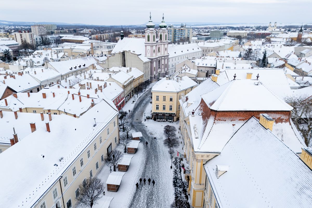 A drónnal készült felvételen a behavazott Fő utca Székesfehérváron 2026. január 6-án (Fotó: MTI/Vasvári Tamás)