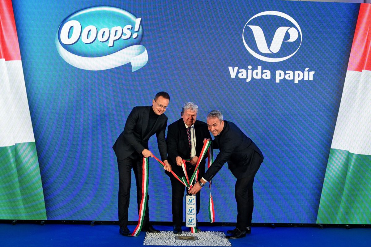 Dunaföldvár, 2026. január 20.
Szijjártó Péter külgazdasági és külügyminiszter, Süli János, a térség KDNP-s országgyűlési képviselője és Vajda Attila, a Vajda-Papír Csoport alapítója és ügyvezető igazgatója (b-j) a Vajda-Papír Kft. alapkőletételi ünnepségén a cég dunaföldvári telephelyén 2026. január 20-án. A magyarországi háztartási papírgyártás meghatározó szereplője Norvégiából hazahozott profitjából építi új gyárát Dunaföldváron, a beruházást a kormány 25 milliárd forinttal támogatja.
MTI/Máthé Zoltán