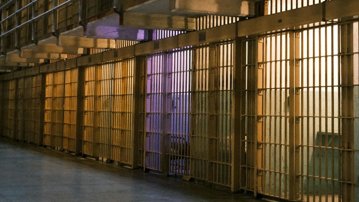 Minden ok nélkül halálra szurkálta édesapját egy férfi, vádat emeltek az apagyilkos ellen