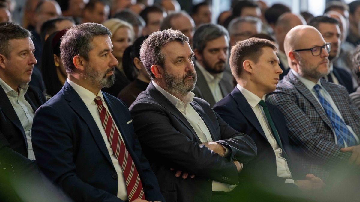 Kulcskérdés lett az energia, seregszemlét tartott a kormányoldal