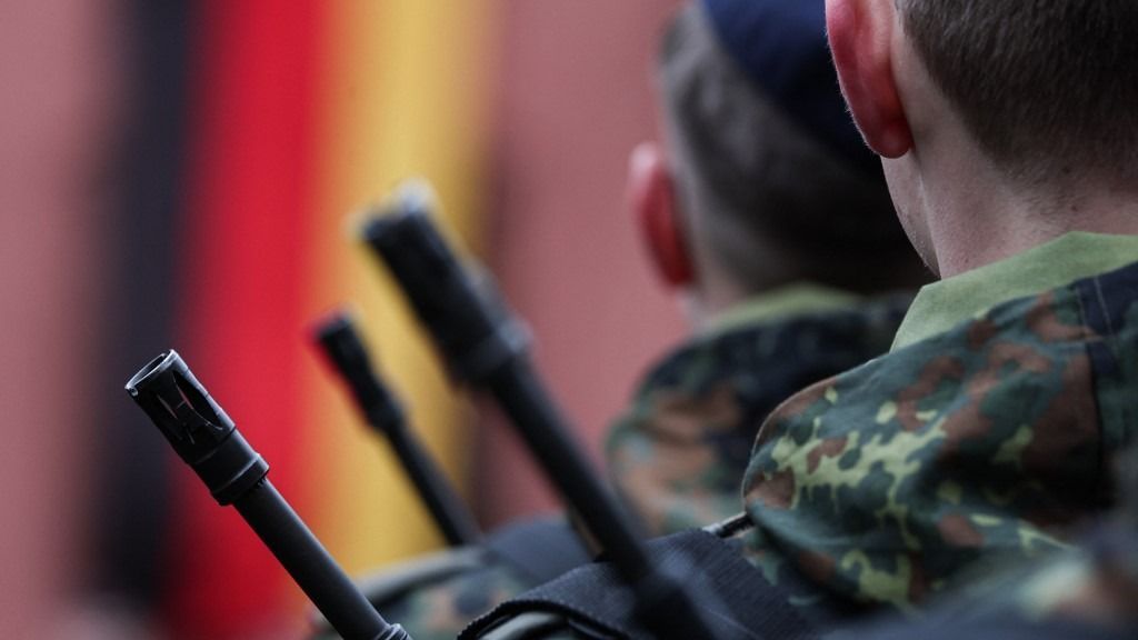 A fiatalok lelkiismereti okokra hivatkozva tagadják meg a katonai szolgálatot