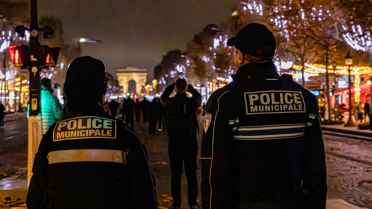 Rohamrendőrök sem ijesztették el a zavargókat + videó