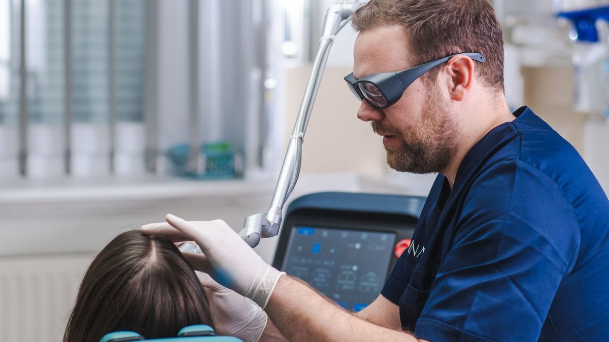 Ez a pillangó alakú szervünk felel testünk egyensúlyáért – szemünkből is kiolvasható, ha gond van vele