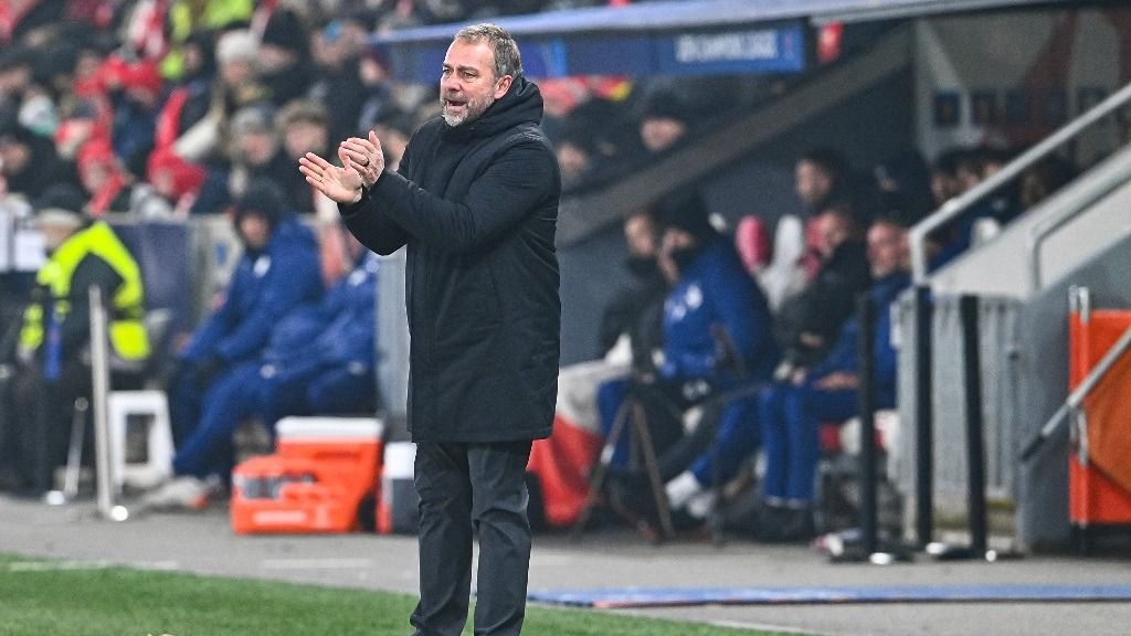 Hansi Flick kénytelen lesz átvariálni középpályáját. Fotó: MICHAL CIZEK / AFP