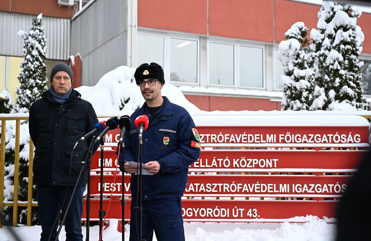 Budapest, 2026. január 7.
Fülöp Attila, a Belügyiminisztérium gondoskodáspolitikáét felelős álamtitkára (b) és Mukics Dániel tűzoltó alezredes, az Országos Katasztrófavédelmi Főigazgatóság (OKF) szóvivője a rendkívüli téli időjárás miatt felállított operatív törzs ülését követően tartott sajtótájékoztatón az OKF Mogyoródi úti épülete előtt 2026. január 7-én.
MTI/Bruzák Noémi