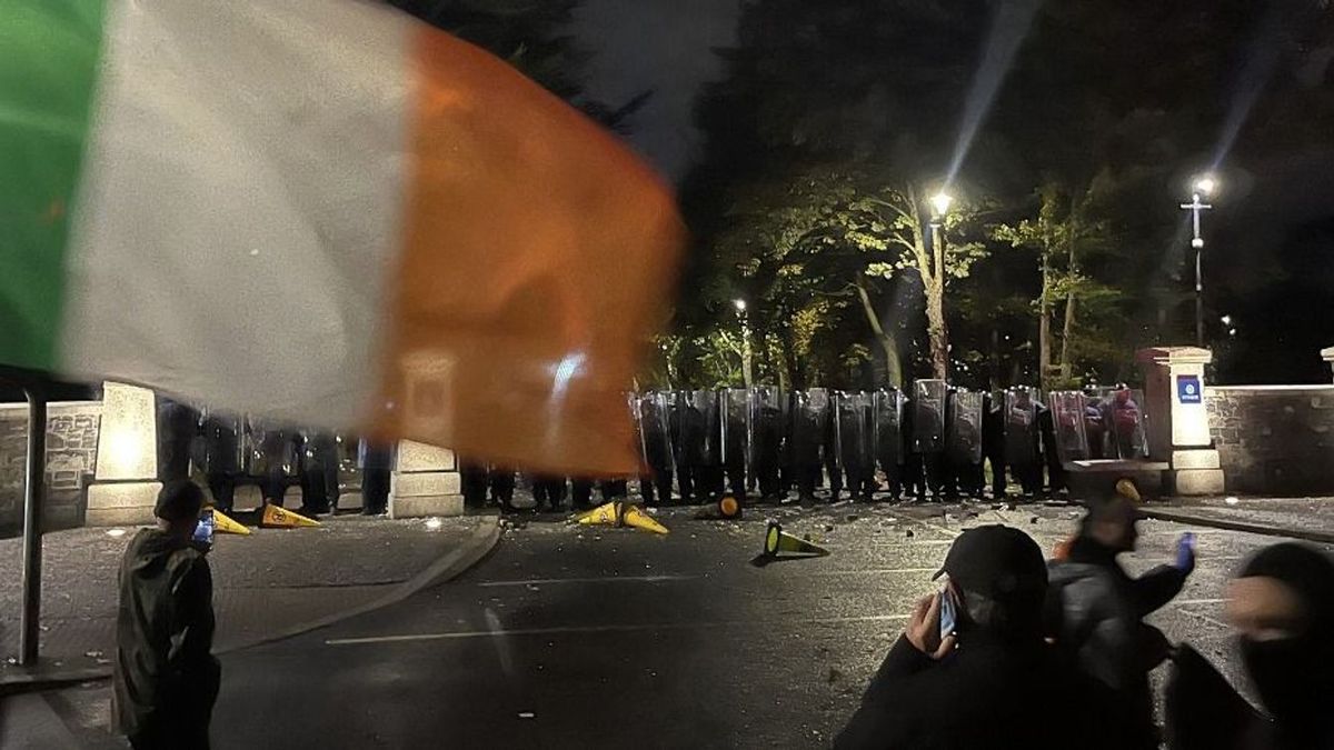 A tüntetők összecsaptak a rendőrökkel és egy rendőrautót is felgyújtottak