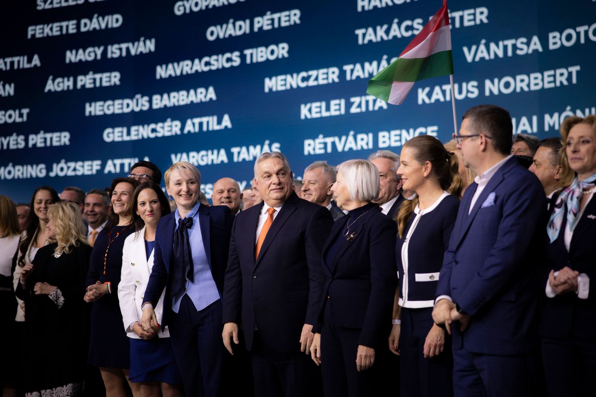 Budapest, 2026. január 10.
A Miniszterelnöki Kommunikációs Főosztály által közreadott képen Orbán Viktor miniszterelnök, a Fidesz elnöke (k) és a képviselőjelöltek a párt kongresszusán a budapesti Hungexpón 2026. január 10-én.
MTI/Miniszterelnöki Kommunikációs Főosztály/Fischer Zoltán