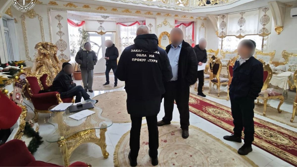 Aranypalota, báli ruhák és luxusautók, így él a korrupt ukrán politikai elit