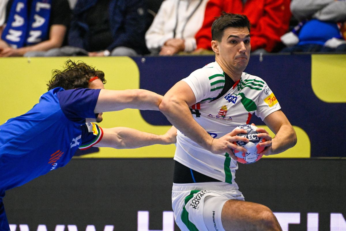 Kristianstad, 2026. január 18.
Fazekas Gergő (j) és az olasz Giacomo Savini a dán-norvég-svéd közös rendezésű férfi kézilabda-Európa-bajnokság F csoportjának második fordulójában játszott Magyarország - Olaszország mérkőzésen a svédországi Kristianstad Arénában 2026. január 18-án.
MTI/Hegedüs Róbert