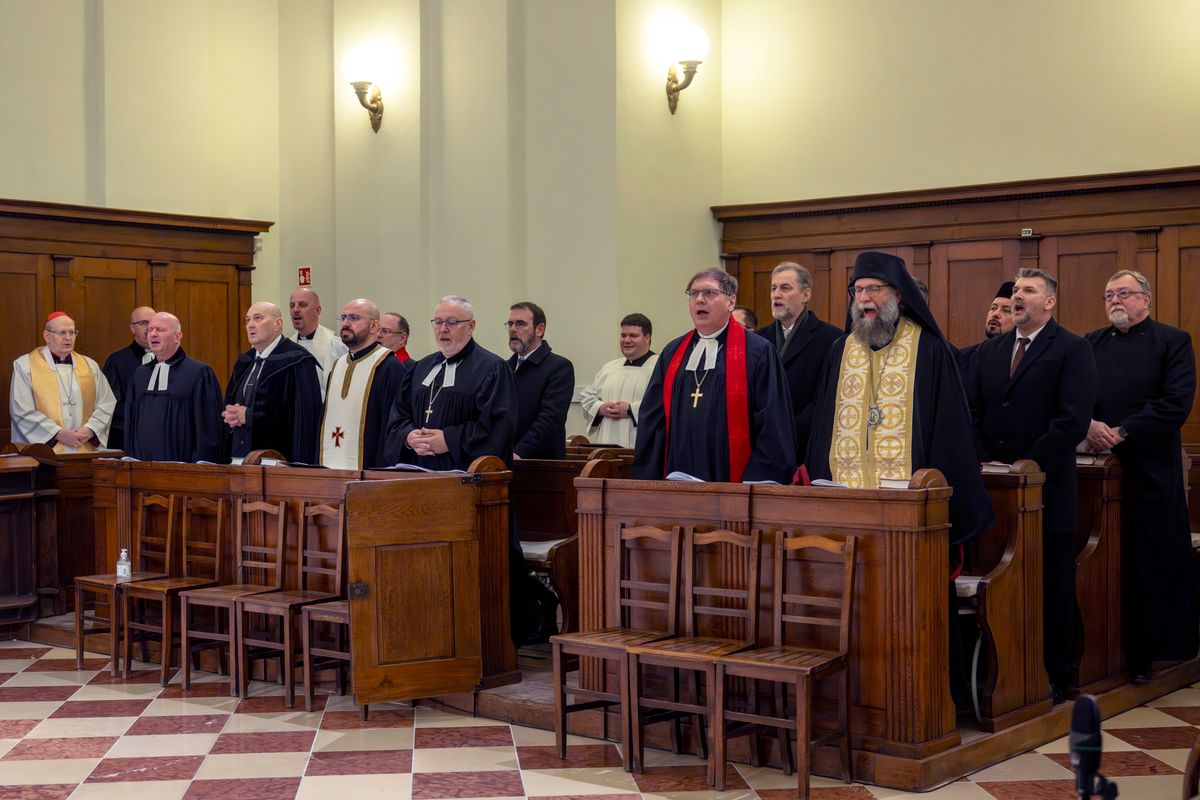 Budapest, 2026. január 18.
Egyházi vezetők az ökumenikus imahét országos nyitó istentiszteletén a fővárosi Kálvin téri református templomban 2026. január 18-án. Balról elől Erdő Péter bíboros, esztergom-budapesti érsek (b), Fischl Vilmos, a Magyarországi Egyházak Ökumenikus Tanácsának (MEÖT) főtitkára (b2), Steinbach József, a Magyarországi Református Egyház Dunántúli Református Egyházkerületének püspöke, a zsinat lelkészi elnöke, a Magyarországi Egyházak Ökumenikus Tanácsának (MEÖT) elnöke (b3), Fabinyi Tamás, a Magyarországi Evangélikus Egyház elnök-püspöke (j2), Kocsis Fülöp, a Hajdúdorogi Főegyházmegye érsek-metropolitája (j).
MTI/Kovács Márton