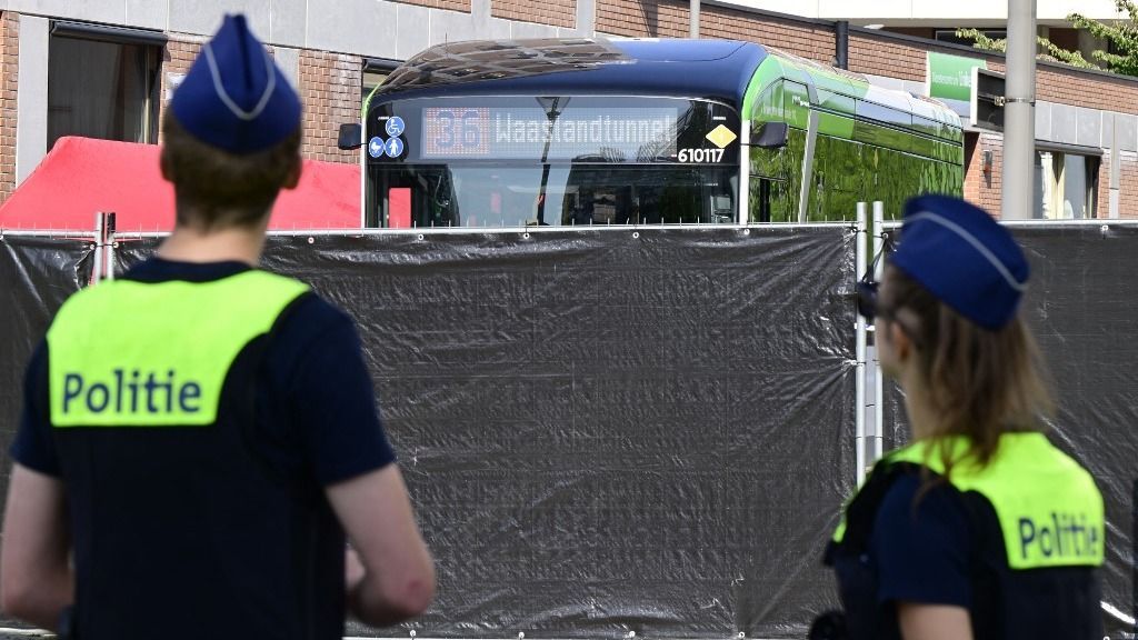 Férfiak csoportja késsel támadt a tüntetőkre Antwerpenben