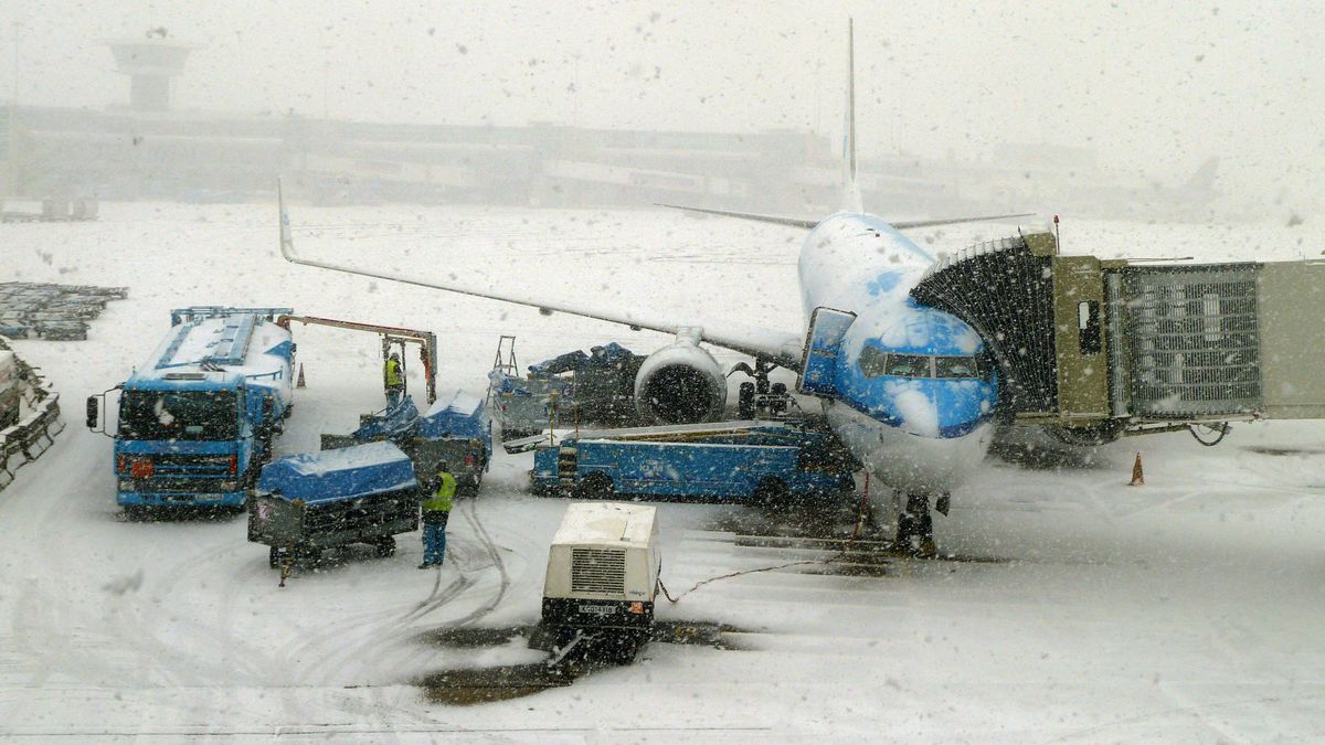 Kaotikus állapotok az amszterdami repülőtéren, többszáz járatot töröltek a havazás miatt