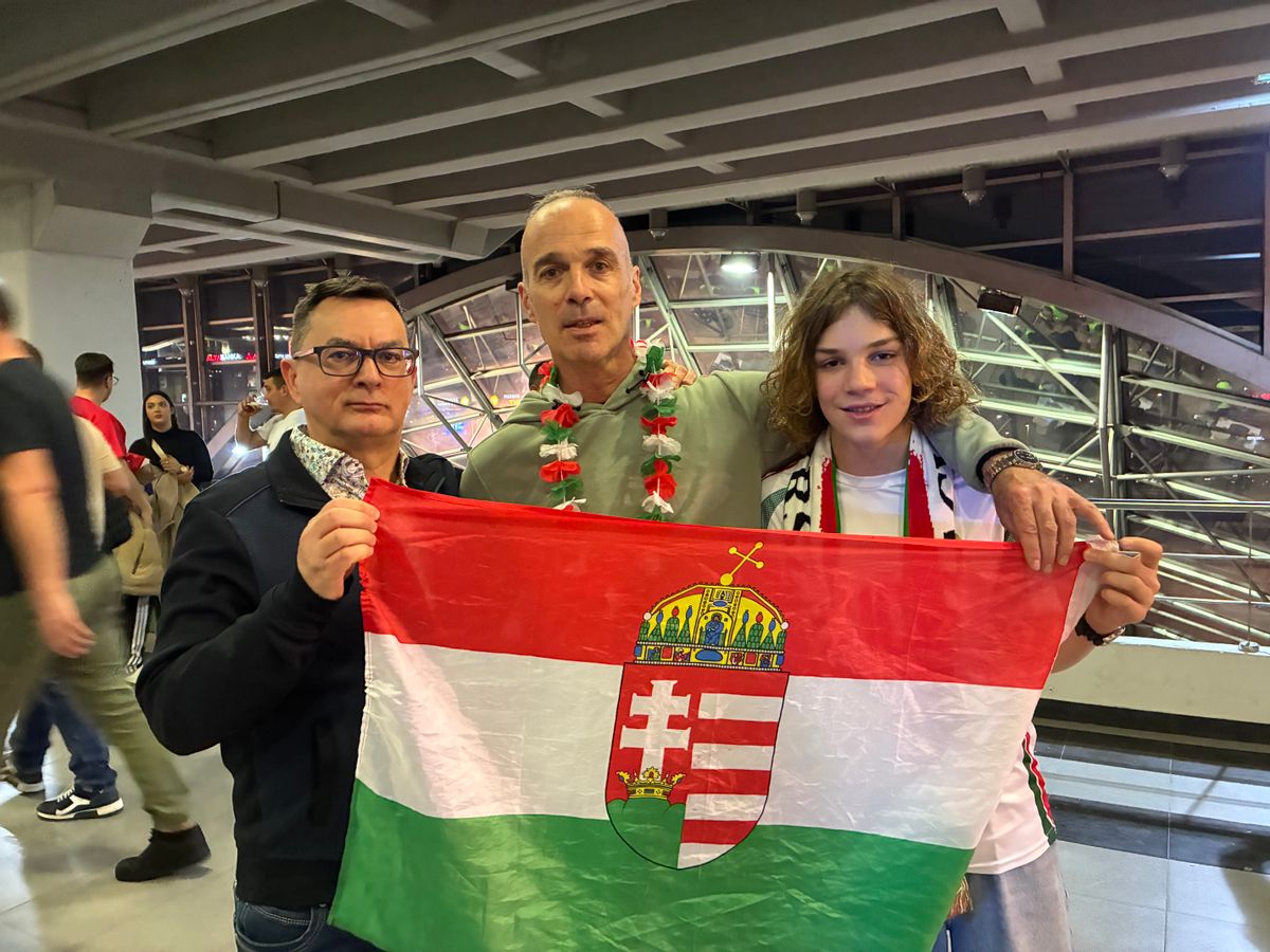 János (középen), a fia és a barátja Szentesről. A magyar szurkolók Belgrádban igyekeznek támogatni a magyar válogatott Szerbia ellen a vízilabda Eb döntőjében