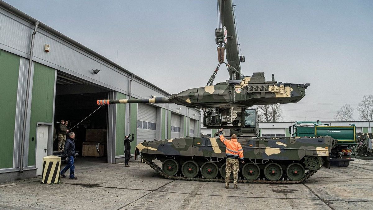 Így cserélnek tornyot a honvédek egy Leopard 2-esen