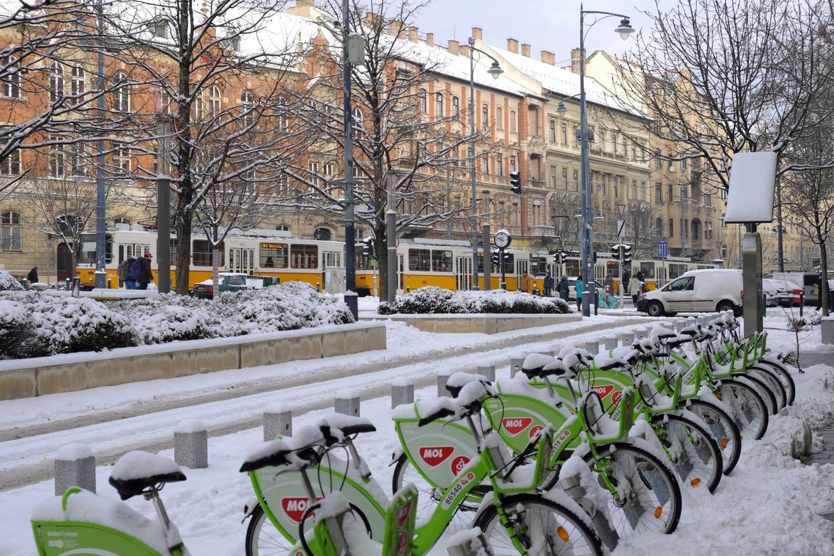 Budapest, 2019. január 9.
Vastag hólepel borítja a MOL Bubi bérkerékpárjait a Gárdonyi téri tárolónál, az előző nap és éjjel érkezett havazás után.
MTVA/Bizományosi: Nagy Zoltán 
***************************
Kedves Felhasználó!
Ez a fotó nem a Duna Médiaszolgáltató Zrt./MTI által készített és kiadott fényképfelvétel, így harmadik személy által támasztott bárminemű – különösen szerzői jogi, szomszédos jogi és személyiségi jogi – igényért a fotó készítője közvetlenül maga áll helyt, az MTVA felelőssége e körben kizárt.