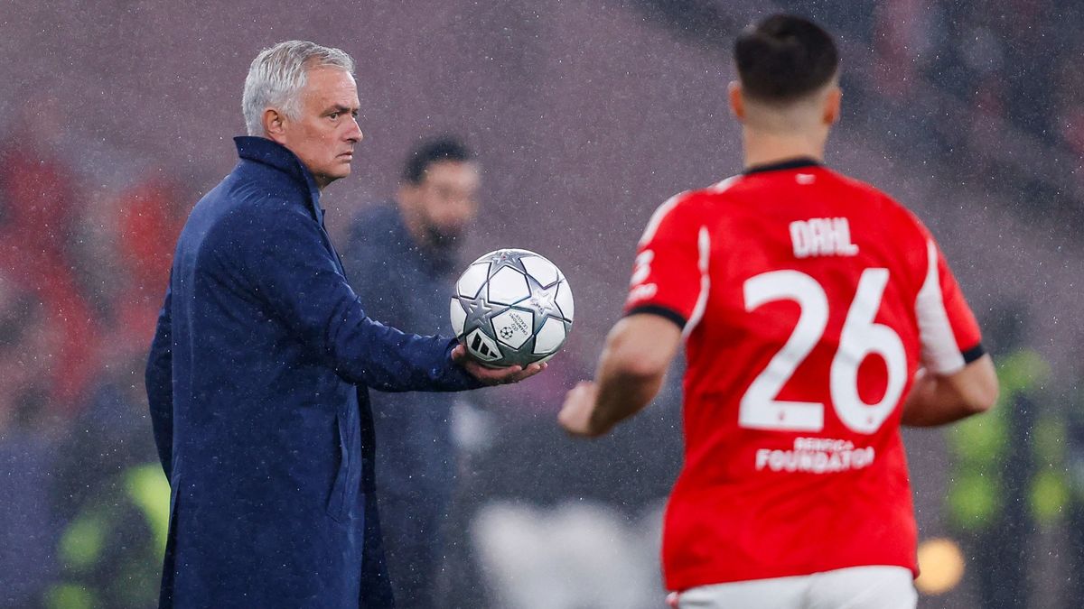 Mourinho döfköd, a Real Madrid edzőjének cáfolata a cikiről, ami már megesett a csapatával