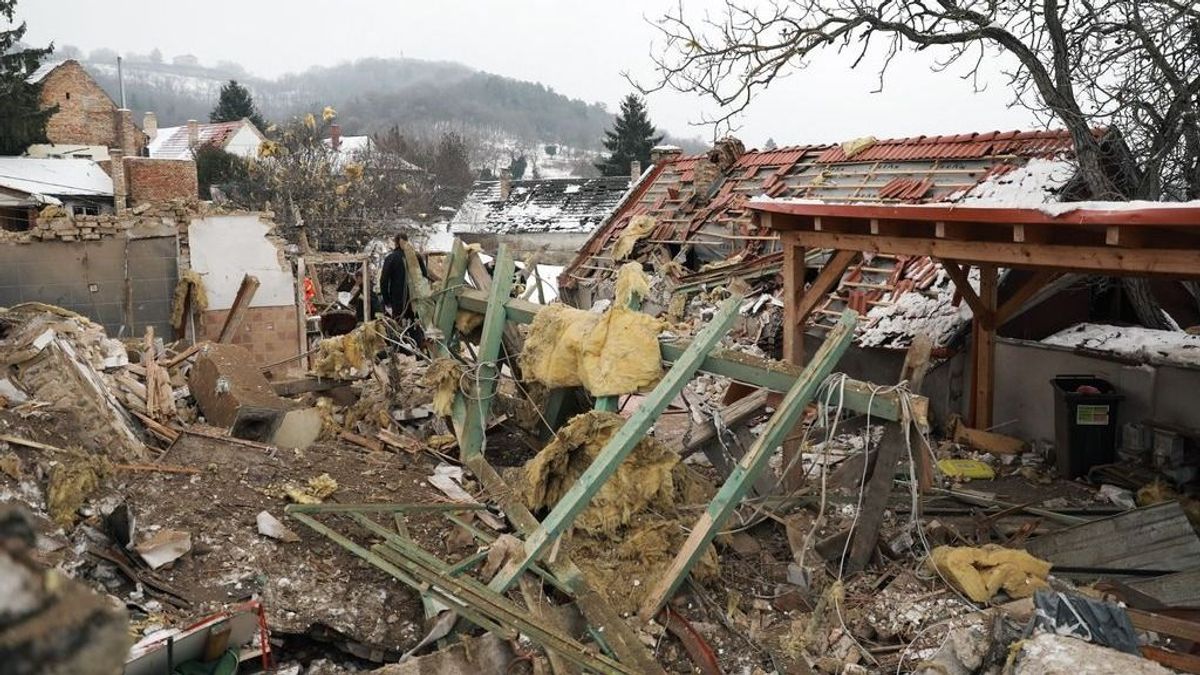 Felrobbant egy idős asszony háza Pannonhalmán, megrázó képeken az épület romjai + videó