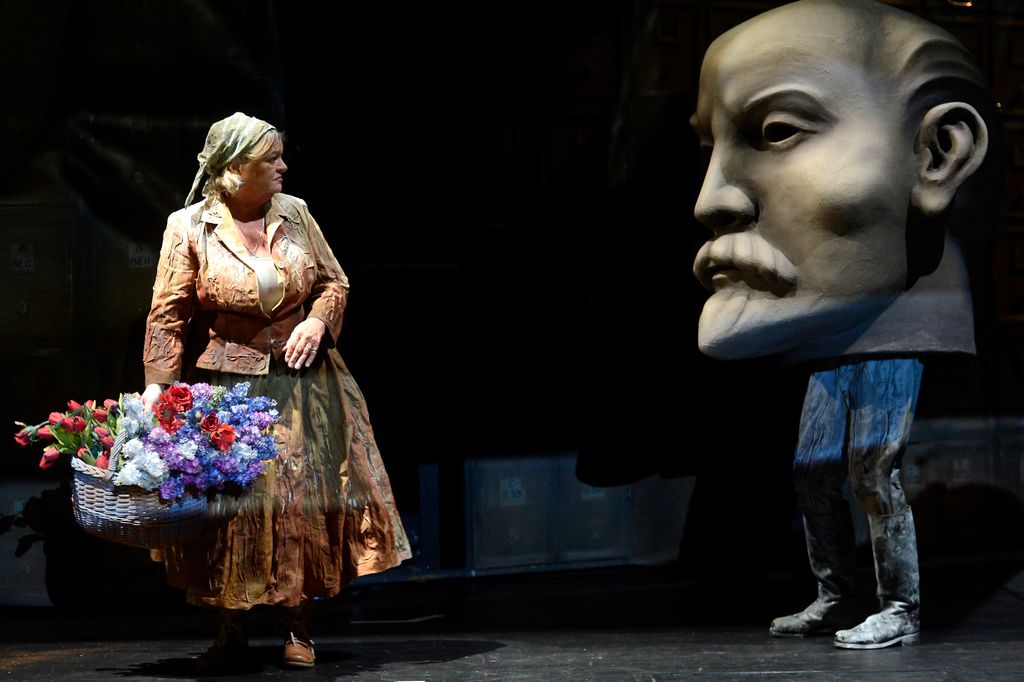 1956 - A Tóth Ilonka című darab bemutatója a budapesti Nemzeti Színházban