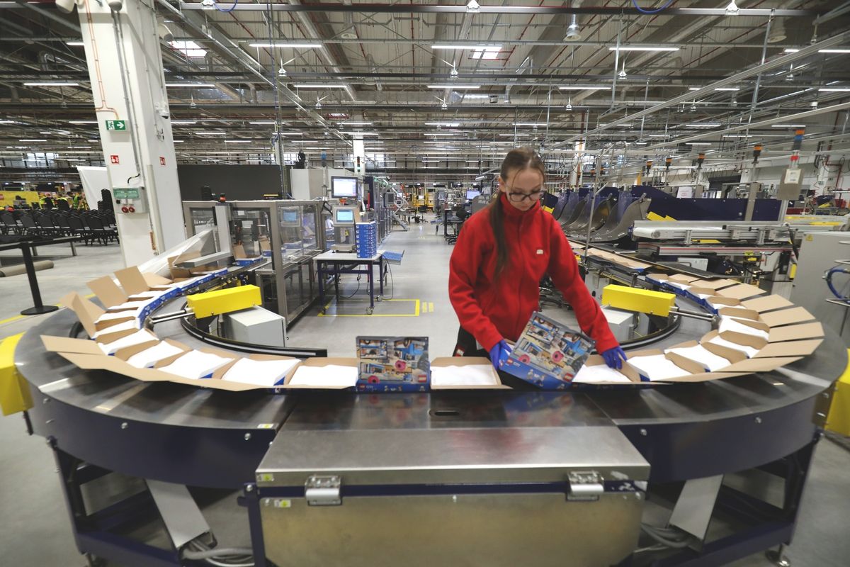 átlagkereset, 20250930 Nyíregyháza Lego - gyár átadás Átadták a világ második legnagyobb Lego-gyárát, amelyet 54 milliárd forintos beruházással bővítettek. A kormány 4,3 milliárd forinttal támogatta a fejlesztést, amely 300 új munkahelyet teremtett, és 30 százalékkal növeli a termelési kapacitást. Az üzemben immár a gyártás teljes folyamata jelen van, a granulátumtól a kész dobozokig, miközben a megújuló energiát szolgáltató napelemek száma is folyamatosan bővül.Fotó: Kallus György  LUS MW