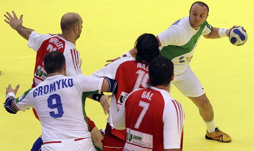 A 2008-as férfikézilabda Európa-bajnokságon a piros mezes magyarok a fehéroroszok ellen védekeznek