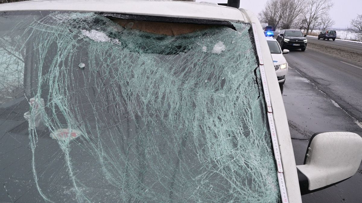 Bekövetkezett az autósok rémálma: jégtömb csapódott a szélvédőbe