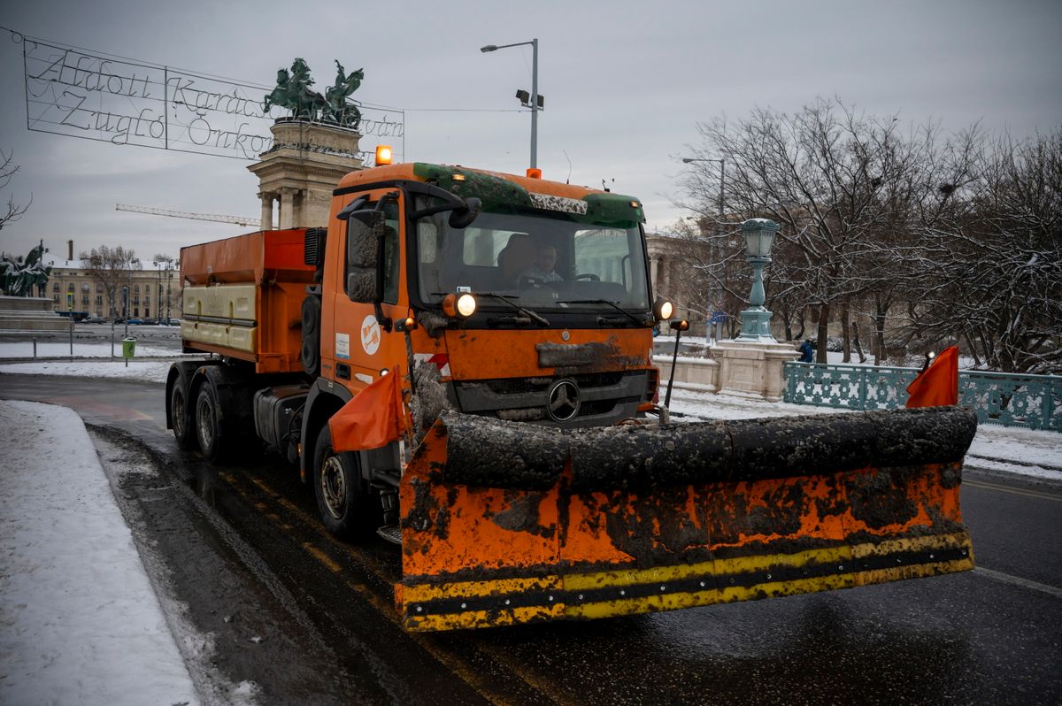 síkosságmentesítés, Budapest, 2026. január 6.Hókotró munkagép a behavazott Városligetben 2026. január 6-án.MTI/Balogh Zoltán