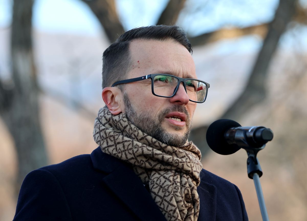 Hejce, 2026. január 19.
Martin Vojtasovic, a szlovák köztársaság védelmi minisztériumának államtitkára beszédet mond a szlovák AN-24-es repülőgép tragédiájának huszadik évfordulója alkalmából tartott megemlékezésen Hejcén, a Borsó-hegyen állított emlékhelyen, a tragédia helyszínén 2026. január 19-én.
MTI/Vajda János