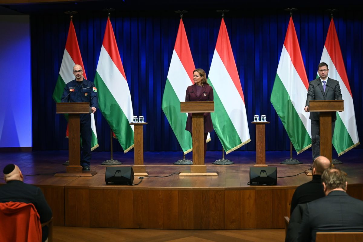 Budapest, 2026. január 8.
Mukics Dániel tűzoltó alezredes, az Országos Katasztrófavédelmi Főigazgatóság szóvivője, Vitályos Eszter kormányszóvivő és Gulyás Gergely, a Miniszterelnökséget vezető miniszter (b-j) a Kormányinfó sajtótájékoztatón a Karmelita kolostorban 2026. január 8-án.
MTI/Balogh Zoltán