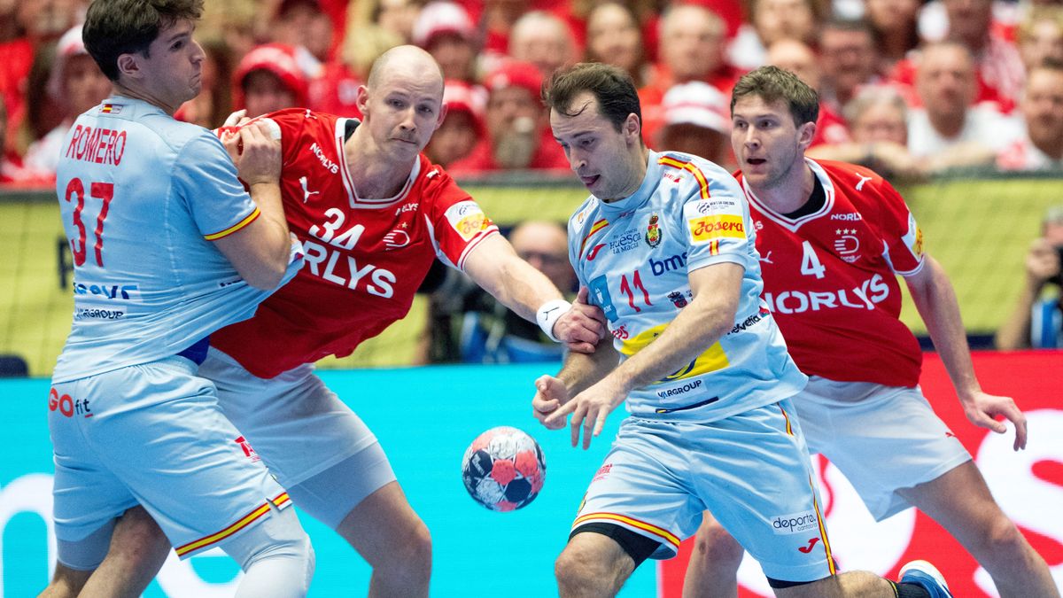 Ennél fájdalmasabb jelenettel nem indulhatott volna a kézilabda Eb feszült rangadója + videó