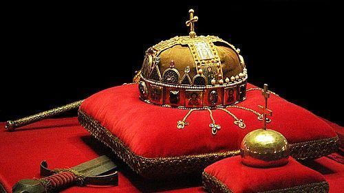 A Szent Korona és a koronázási ékszerek. Forrás: Wikipedia