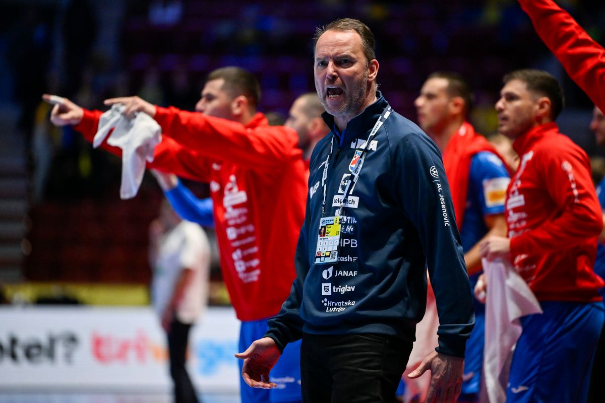 Malmö, 2026. január 28.
Dagur Sigurdson, a horvát válogatott szövetségi kapitánya a dán-norvég-svéd közös rendezésű férfi kézilabda-Európa-bajnokság középdöntőjének 4. fordulójában, a II. csoportban játszott Horvátország - Magyarország mérkőzésen a svédországi Malmö Arénában 2026. január 28-án.
MTI/Hegedüs Róbert