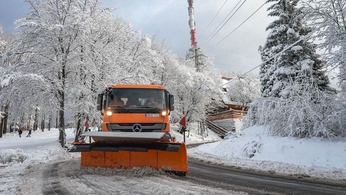 havazás hókotró hó 

20211203 Kékestető

15 cm friss hó hullott a Mátrában, Kékestetőn

Fotó: Czímer Tamás CT Heves Megyei Hírlap HMH
