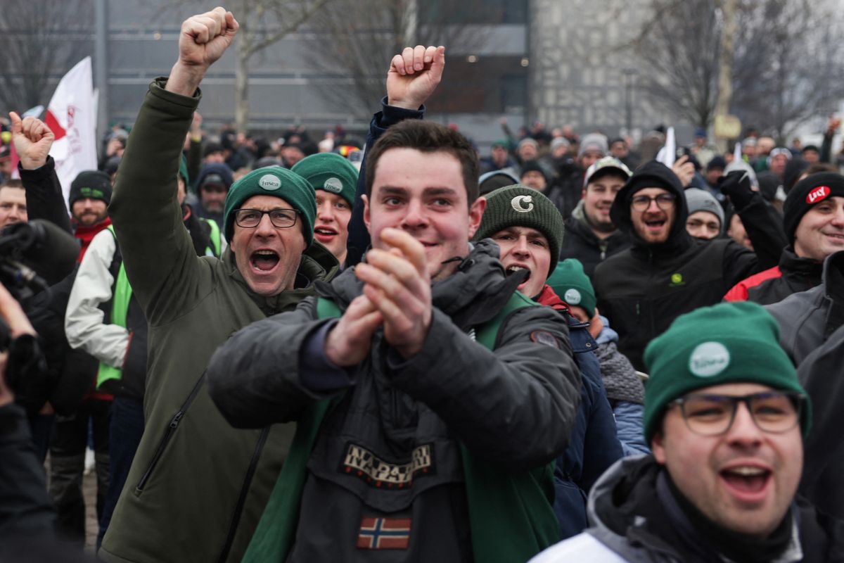 Dömötör Csaba szerint fontos győzelem született a gazdák számára, akik ünnepeltek a szavazás láttán 