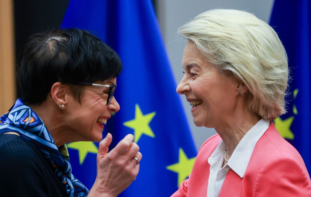 Brüsszel, 2026. január 14.
Marta Kos, az Európai Bizottság (EB) szomszédságpolitikáért és bővítésért felelős tagja (b) és Ursula von der Leyen bizottsági elnök beszélget az uniós testület heti rendes ülése kezdetén Brüsszelben 2026. január 14-én. Az ülésen von der Leyen ismerteti az Ukrajna 2026-2027-es finanszírozását támogatni hivatott hitelprogram részleteit.
MTI/EPA/Olivier Hoslet