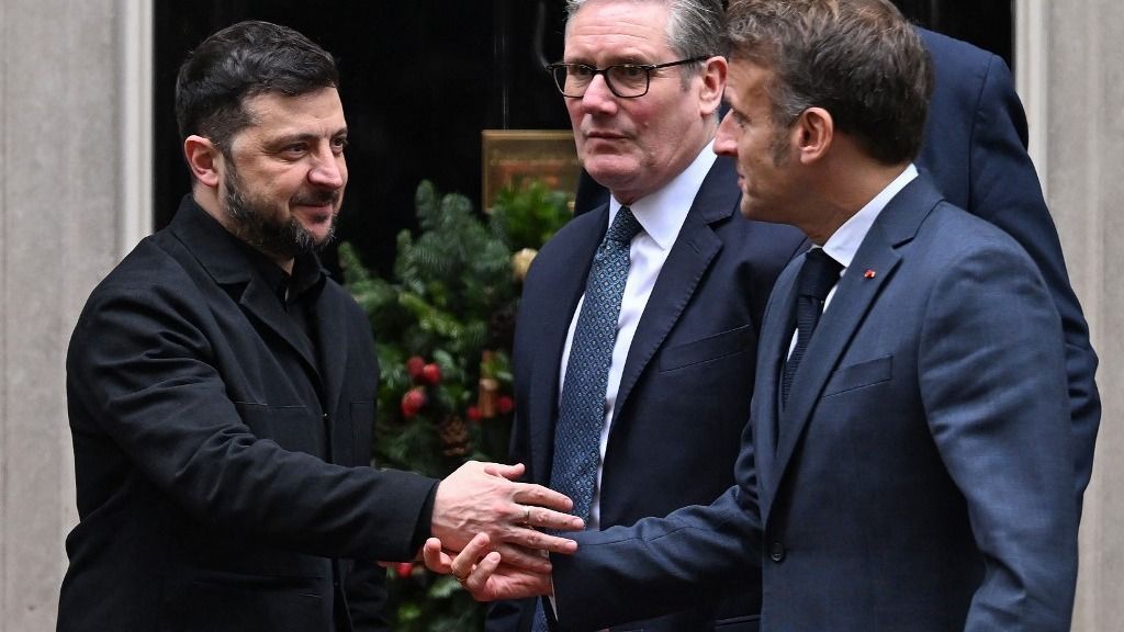 Starmer Párizsban Zelenszkijjel és Macronnal állapodott meg