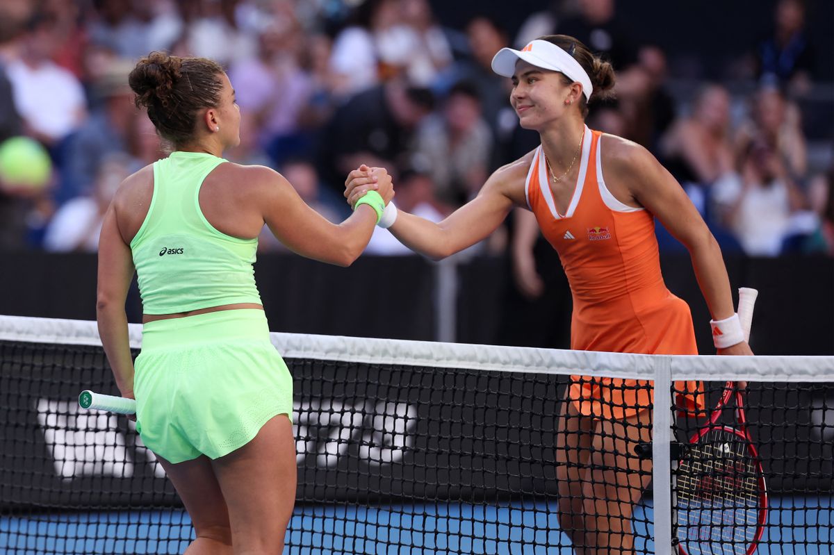 Iva Jovic fogadja Jasmine Paolini gratulációját, az Australian Open korábbi juniorbajnoka Szeles Mónika és Novak Djokovics nyomába lépne